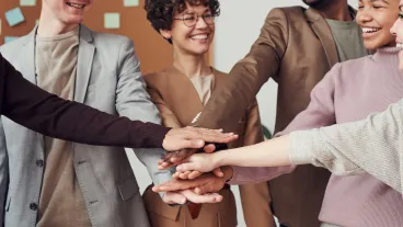Groupe-mains-ensemble-insertion-pro.png
