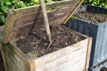 deux-compost-dans-jardin-familial-plein.jpg