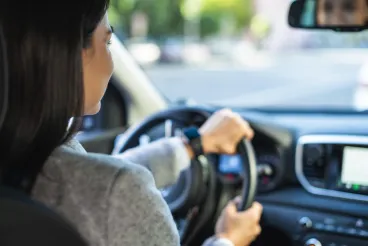 femme-affaires-conduire-voiture.jpg
