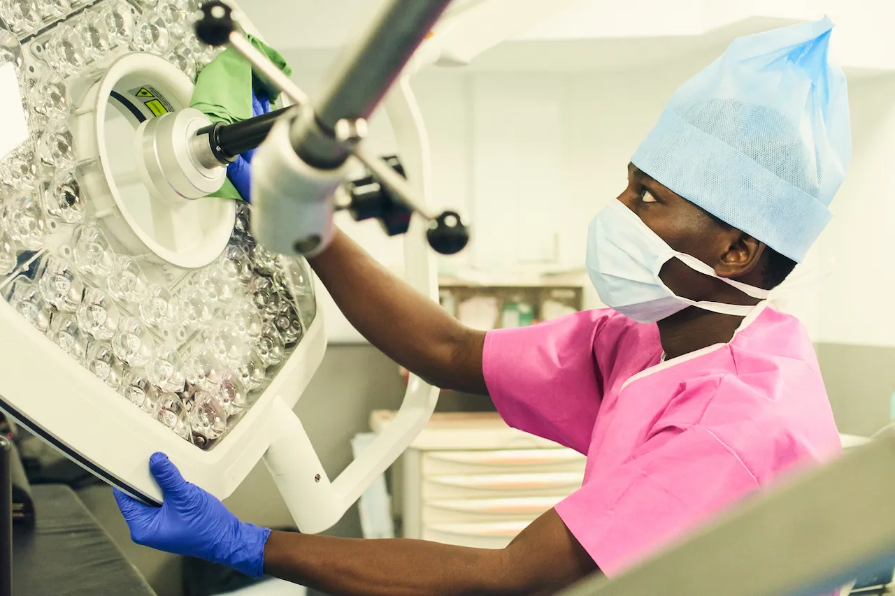 Le principe du bionettoyage illustré par un homme en train de travailler dans une clinique