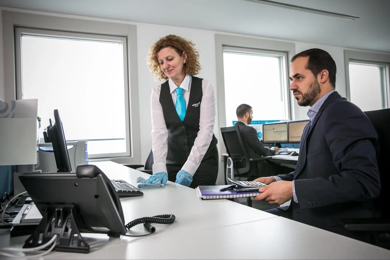 Un agent réalise une prestation de service de nettoyage