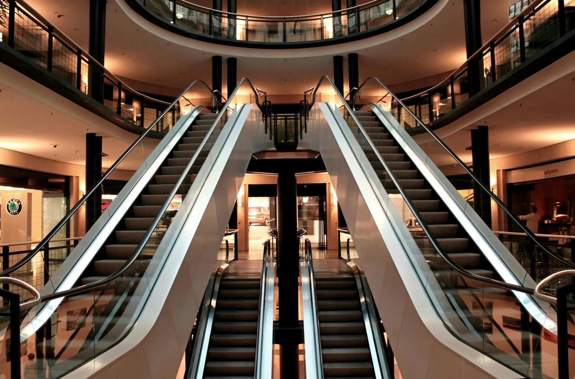 Escalators dans un centre commercial