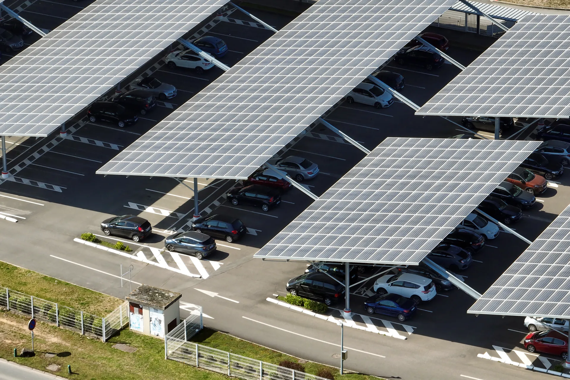 derichebourg-energie-ep-eclairage-parking-recharge-photovoltaique-panneau-solaire.jpg