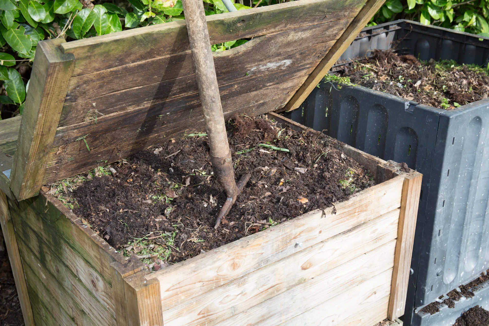 deux-compost-dans-jardin-familial-plein.jpg