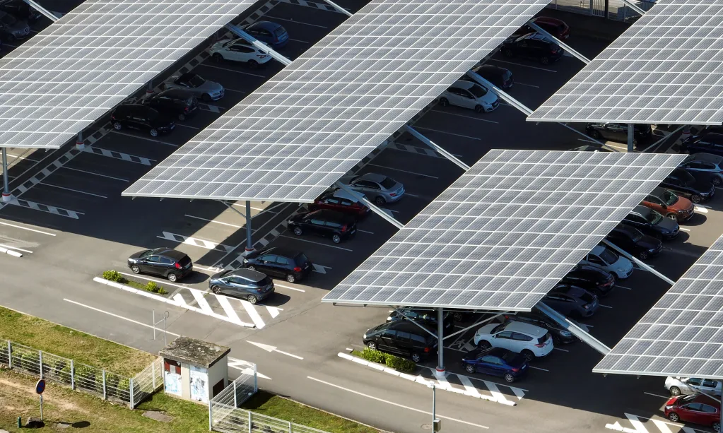 derichebourg-energie-ep-eclairage-parking-recharge-photovoltaique-panneau-solaire.jpg