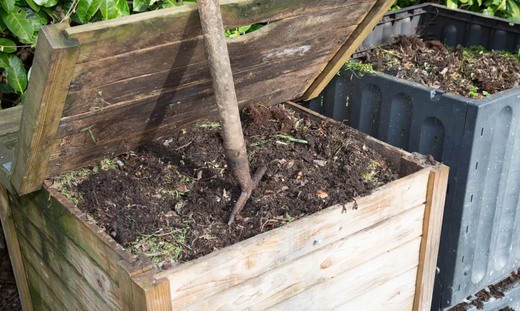 deux-compost-dans-jardin-familial-plein.jpg