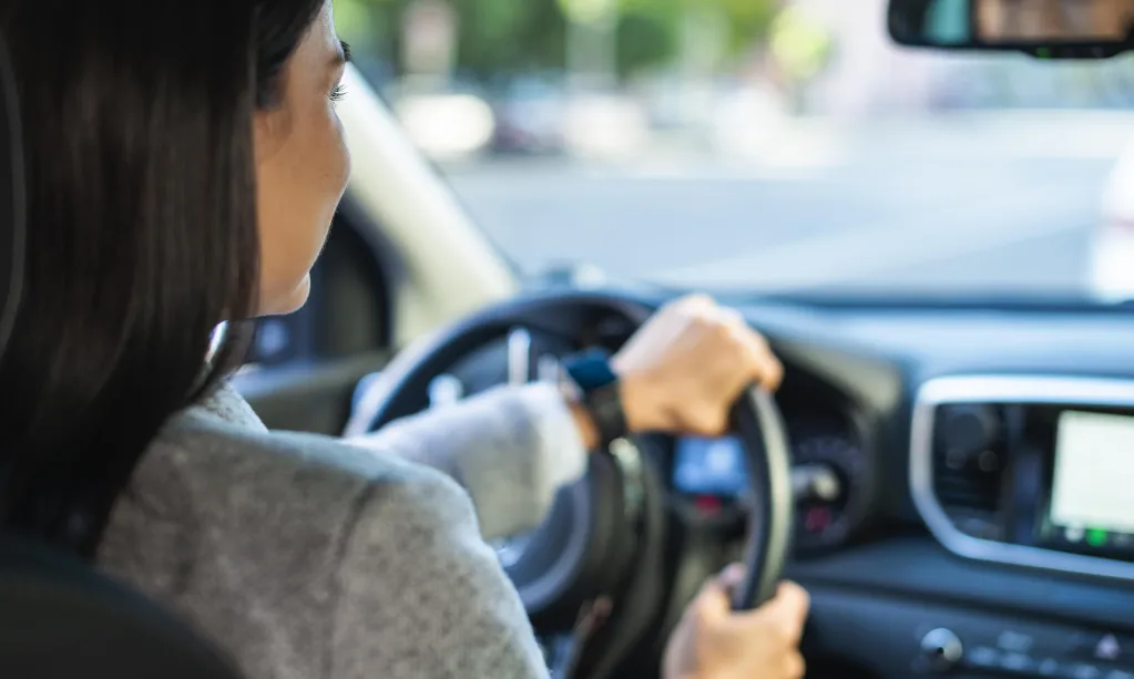 femme-affaires-conduire-voiture.jpg